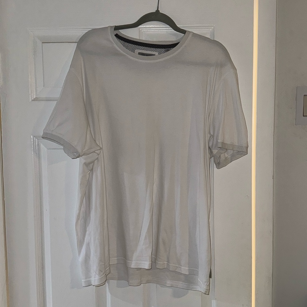 Used men’s Ted Baker T-shirt size 7 with detailed sleeves